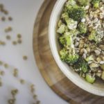 Bowl vegan de soja jaune, brocoli, avoine et graines de lin à la moutarde