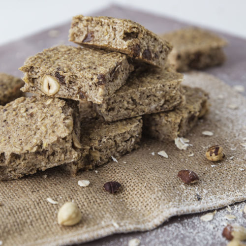 Carré d'avoine à la banane, noisettes toastées et raisins secs